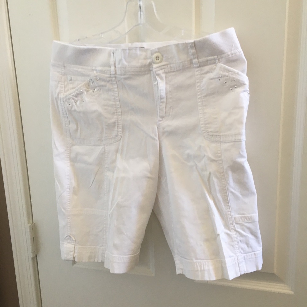 FINAL MARKDOWN Ladies Gloria Vanderbilt shorts 8